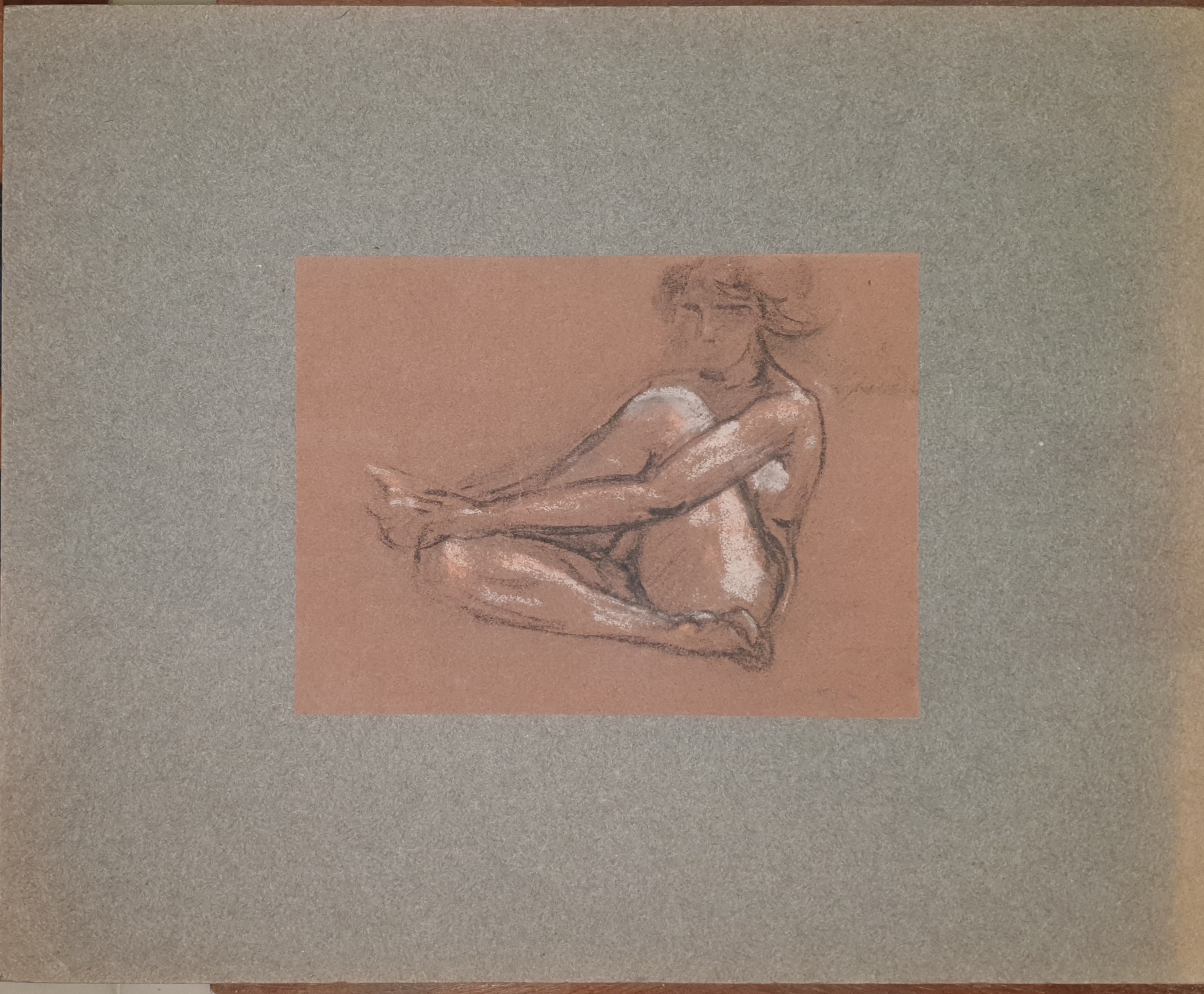 FVR KXR - pastel - femme accroupie se tenant le pied pleine page