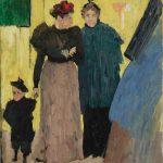 Femme et enfant devant une palissade